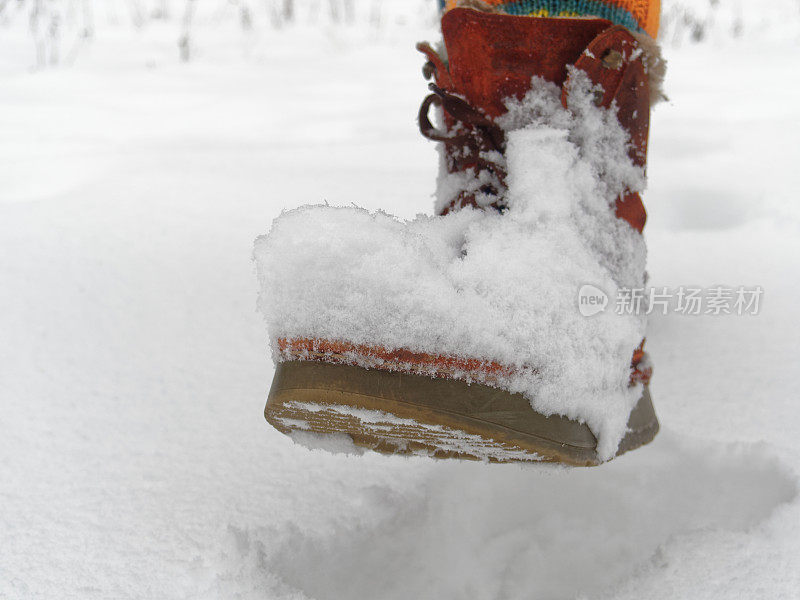 走在雪