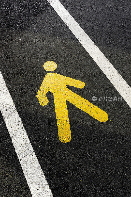 黄色人行道标志上的沥青