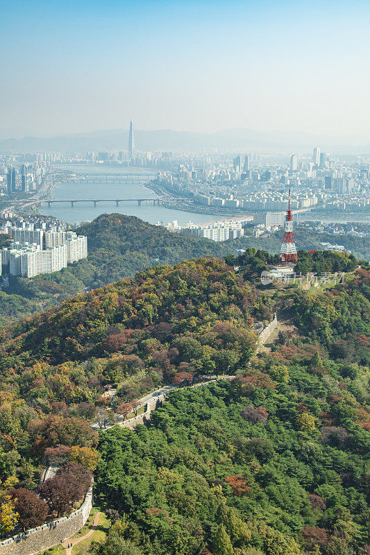 鸟瞰图老城墙和首尔，韩国