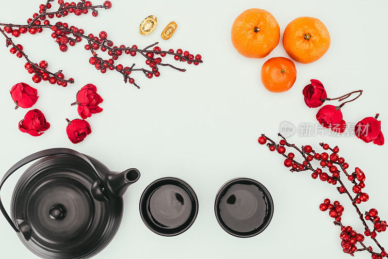俯视图的中国新年组成与茶和树枝上孤立的白浆果