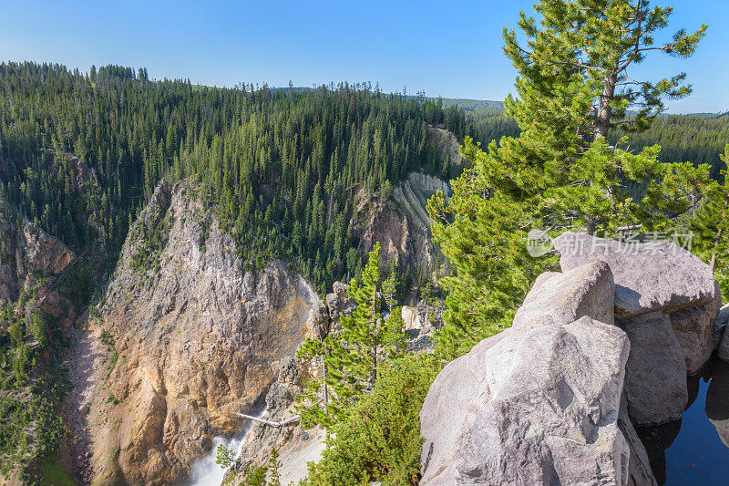 黄石山瀑布景观，美国怀俄明州。