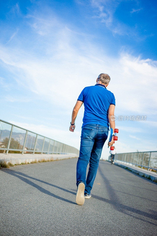 成年男子在城市人行道上玩滑板