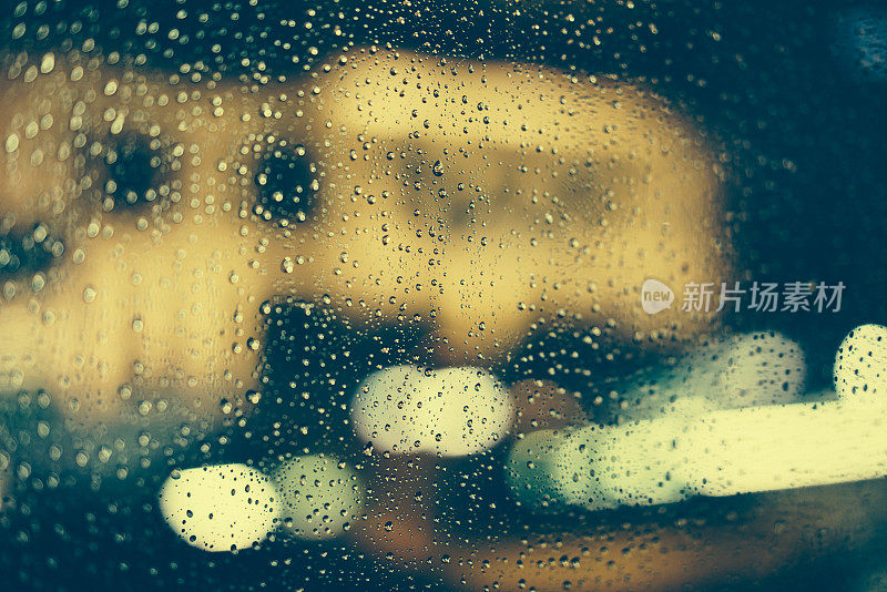 雨落在车窗上
