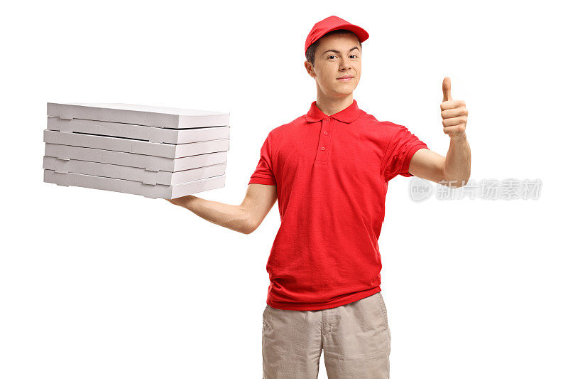 十几岁的披萨外卖小哥拿着一堆披萨盒，竖起大拇指