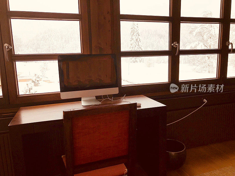 电脑屏幕站在窗前——窗外是冬天