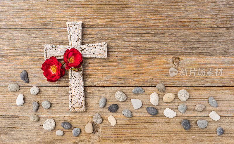 石头十字架与花的讣告死亡背景