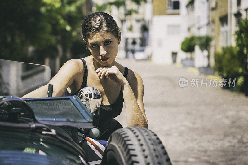 美丽的女孩和经典的1920年的跑车