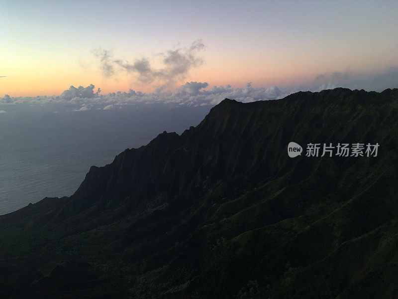 夏威夷考艾岛日落时分的卡拉劳山谷。