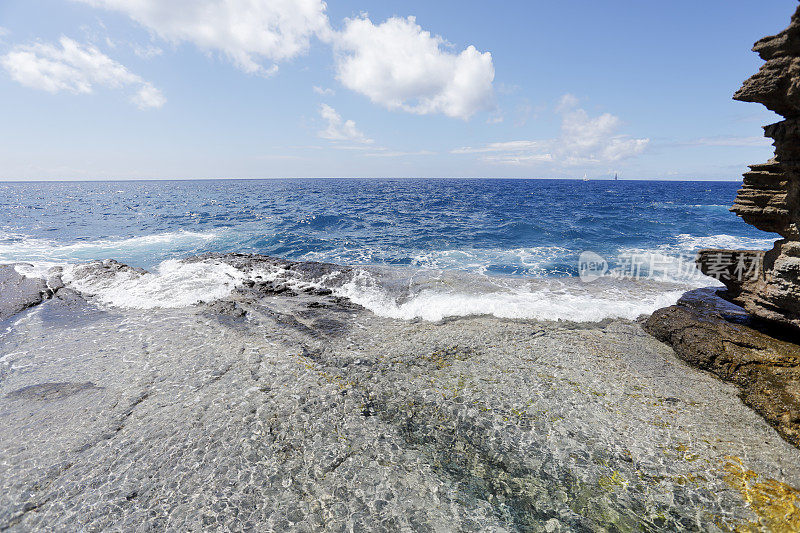 海浪袭击安提瓜多岩石的海岸线