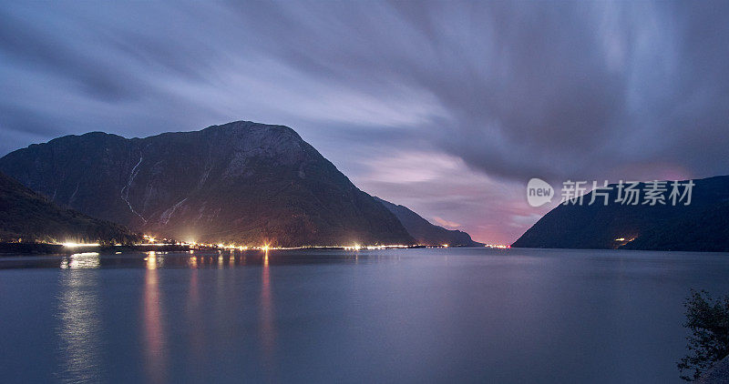 夜晚的哈当泽峡湾