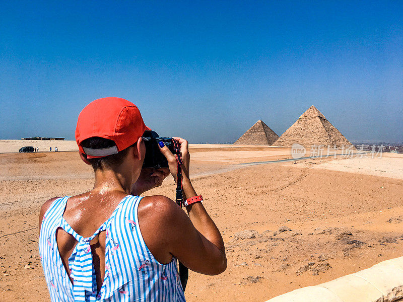 成年女性摄影师捕捉吉萨金字塔的图像