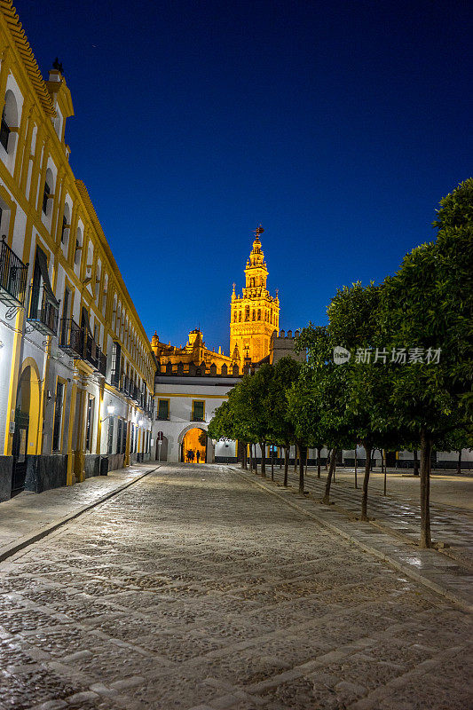 欧洲西班牙塞维利亚的吉拉尔达钟楼夜晚灯火通明
