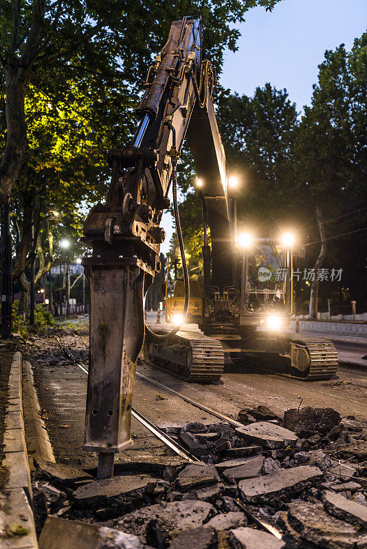 钻孔机在未来的公路上工作