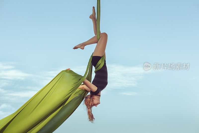 女人，平衡者在天空中飞翔。