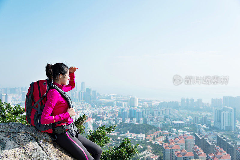 女背包客欣赏山顶的景色