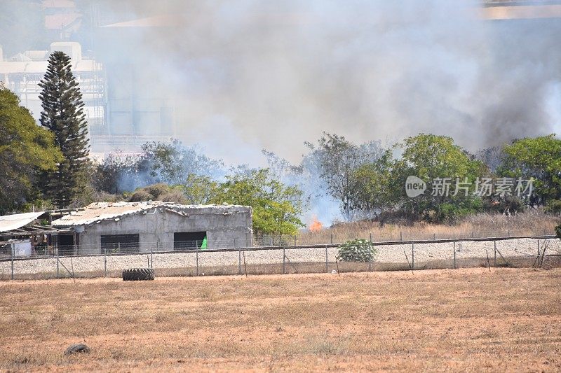 城市附近的田野着火了