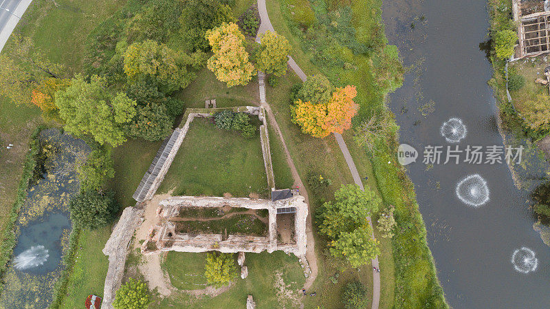 拉脱维亚杜贝莱古城堡废墟无人机俯视图