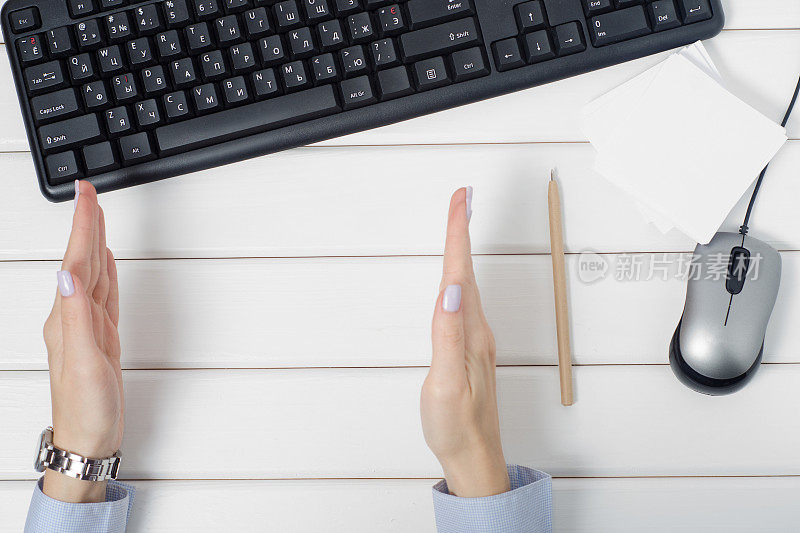 女性的手显示键盘鼠标的笔记从电脑