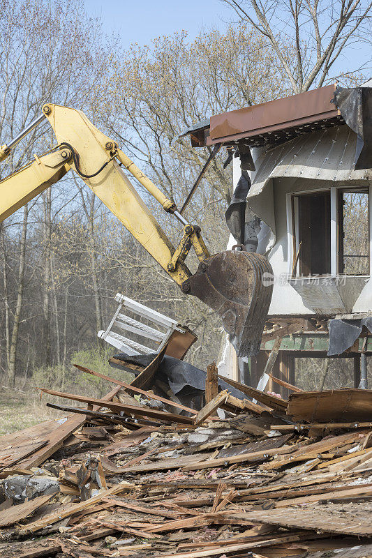 用大型挖掘机拆除房屋