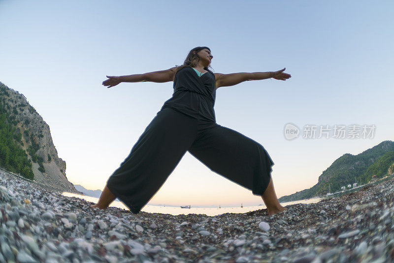 夏天在海滩上练习瑜伽和冥想