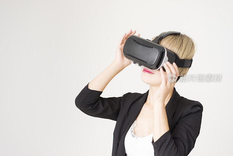 女商人在白色背景下测试虚拟现实模拟器技术