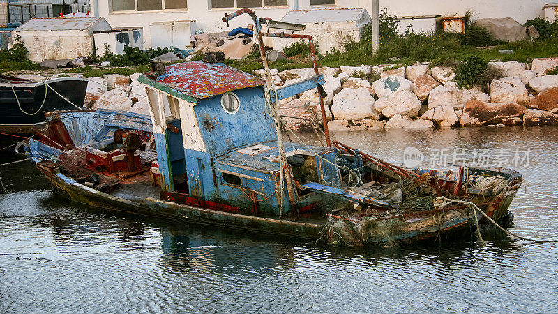 葡萄牙拉各斯号破旧的渔船