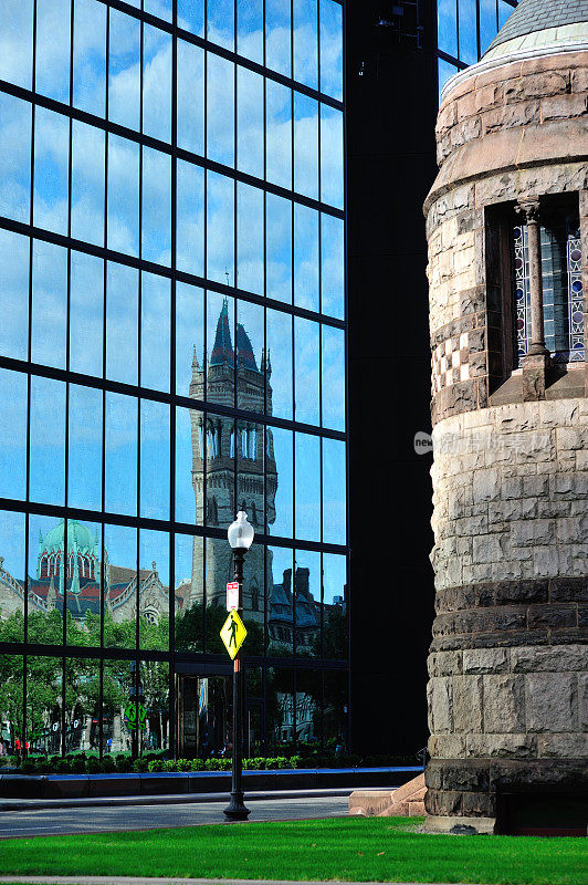 在波士顿市中心科普利广场的约翰汉考克塔的玻璃上反射的三一教堂