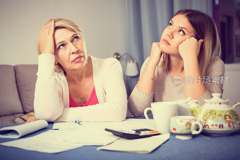 母亲和她的成年女儿有经济问题