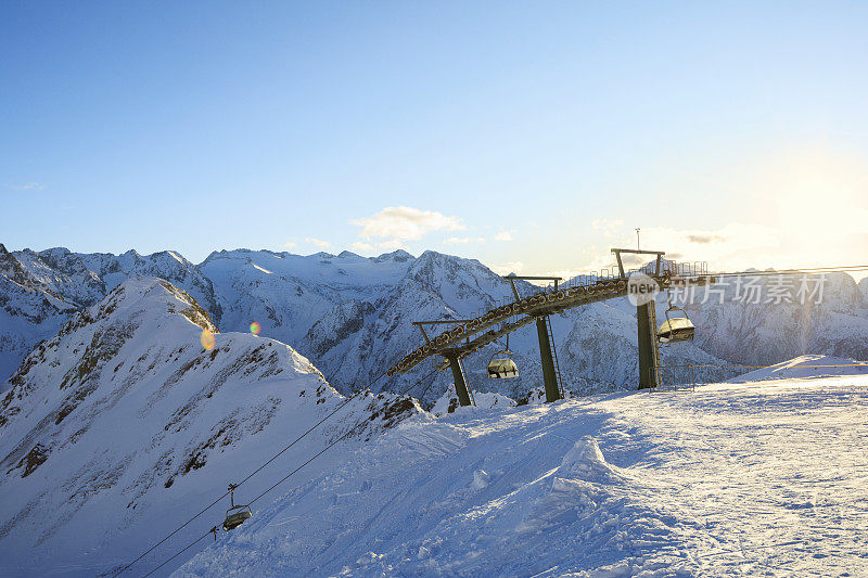 高山日落景观与滑雪缆车。在顶部。意大利阿尔卑斯山滑雪场。航道Tonale。意大利、欧洲。