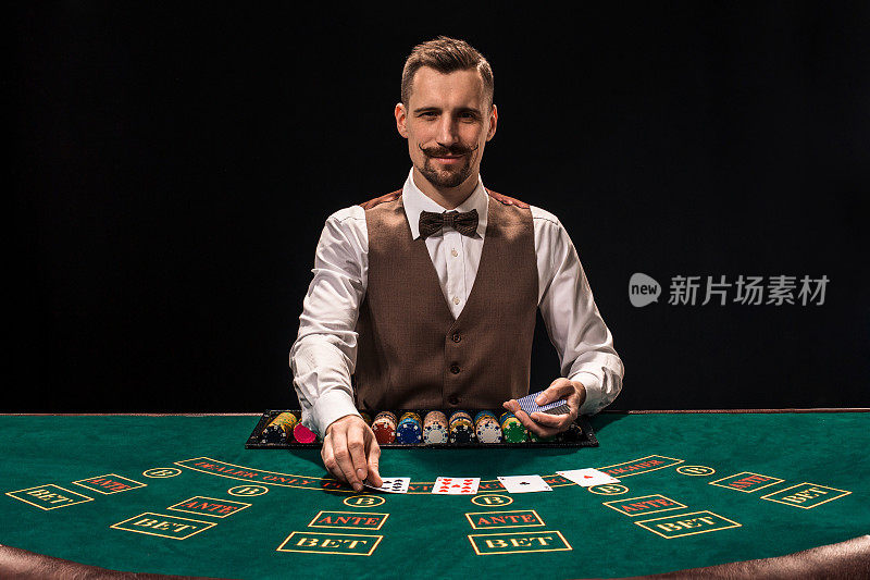 肖像的赌场老板正拿着扑克牌，桌上放着筹码。黑色背景