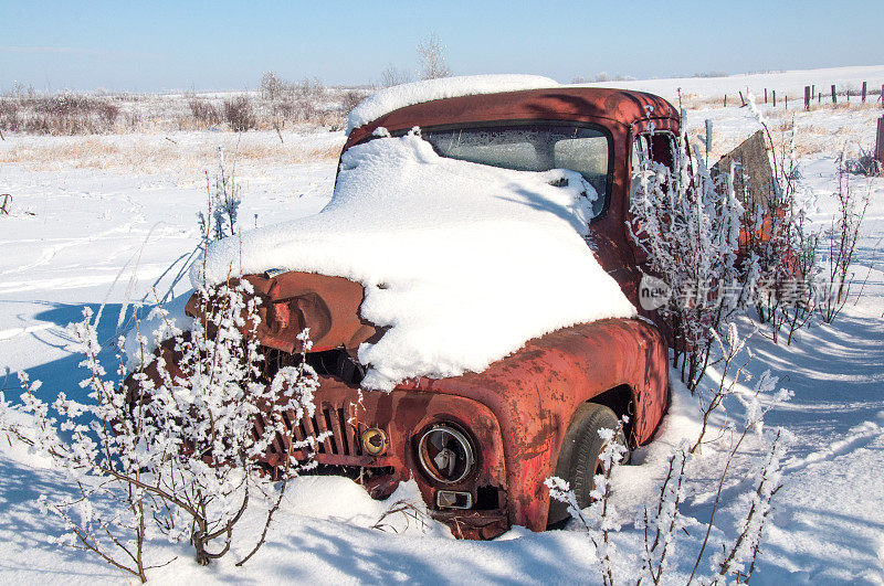 老农的车辆被遗弃在雪地卡车里