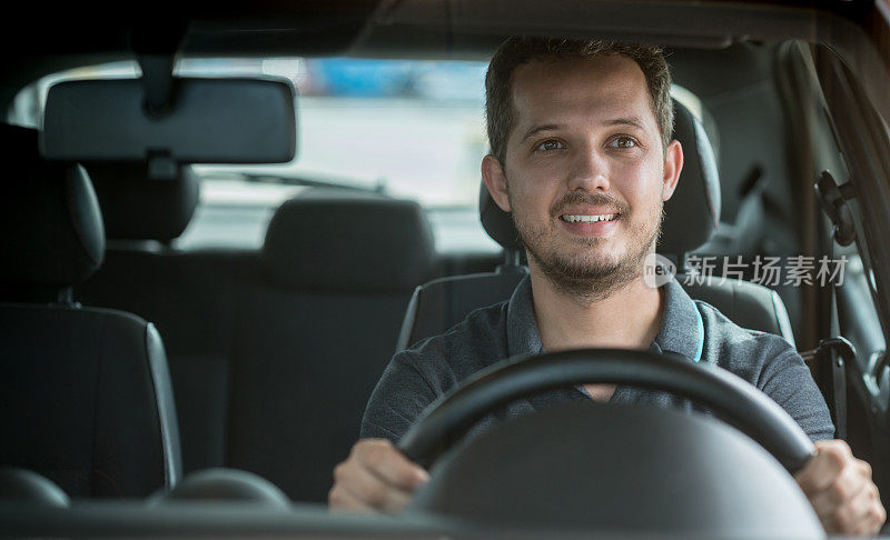 一个快乐的年轻人开车的肖像