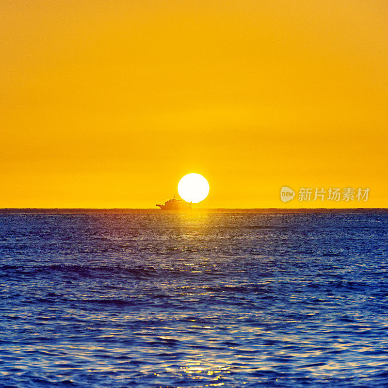 夏威夷日落时的游艇
