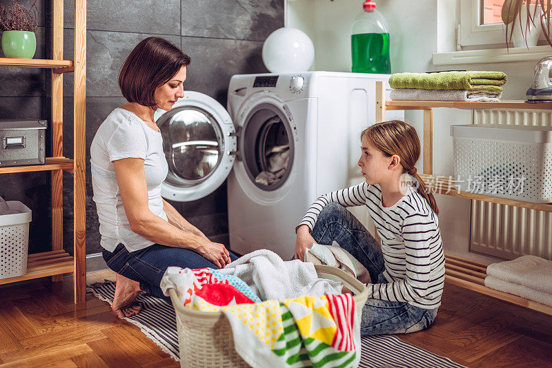 母亲和女儿在洗衣房进行严肃的谈话