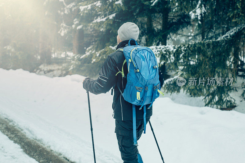 男人在雪地里徒步旅行