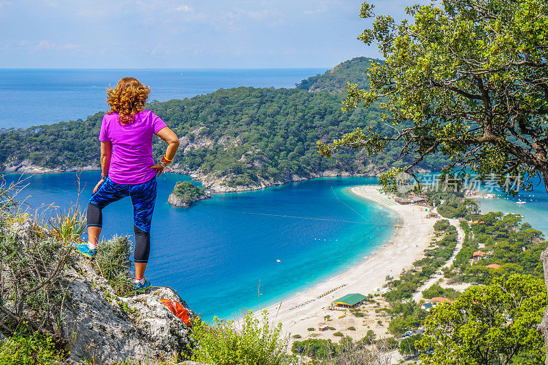 走在Oludeniz。