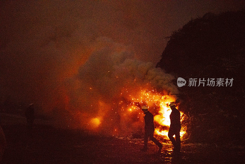 德国汉堡，消防员点燃了一场复活节大火