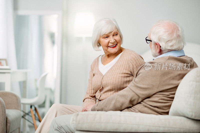 一位高兴的老妇人看着她的丈夫