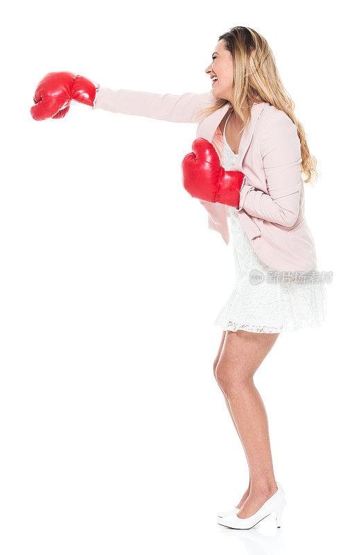 可爱的女人在打拳击
