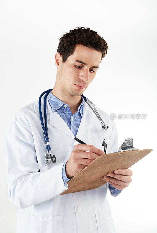 穿白大褂的医生在写字板上写字