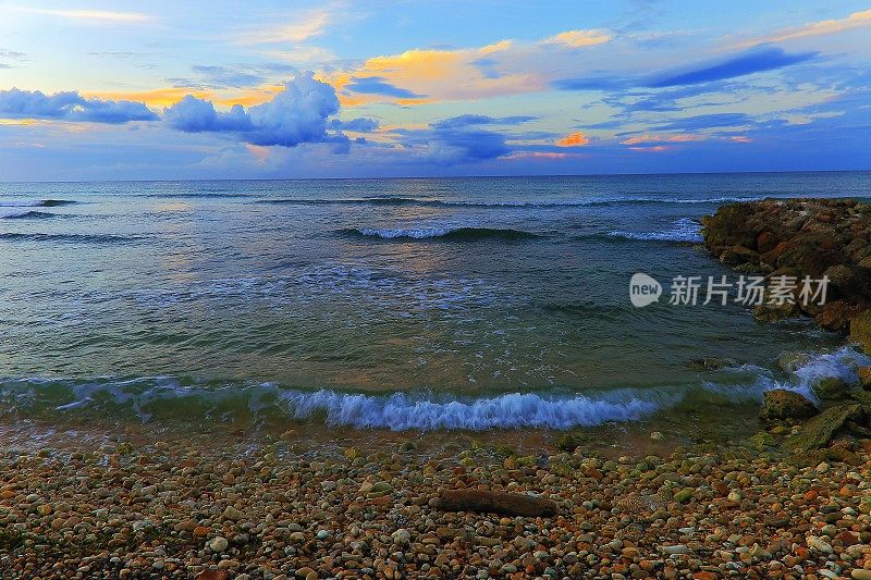 田园诗般的海滩在金色日落-蒙特哥湾-牙买加，加勒比海