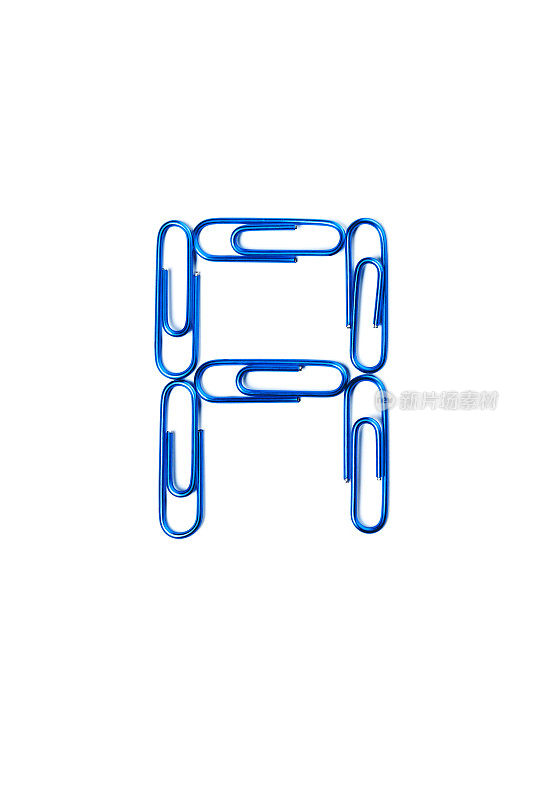 用回形针制成的字母A