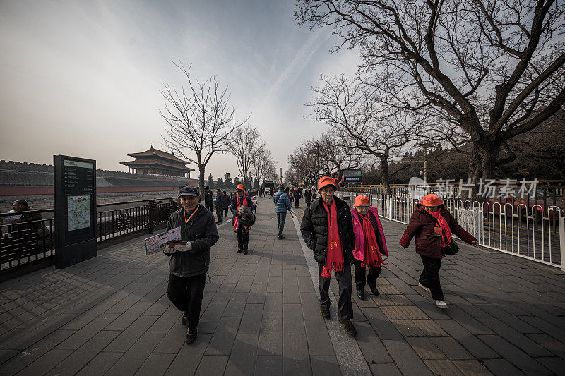 游客离开紫禁城，中国北京