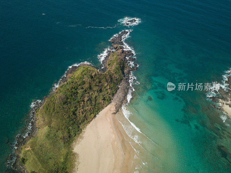 无人机拍摄的热带海滩和绿松石原始水海景鸟瞰图。拍摄于亚洲菲律宾群岛。