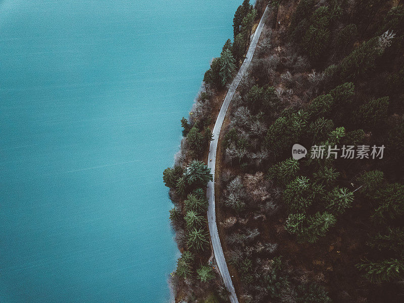 鸟瞰图的风景如画的道路，湖流血和雪