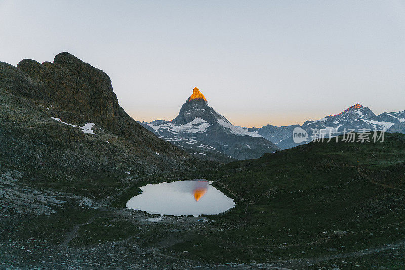 风景秀丽的湖在马特洪山的背景