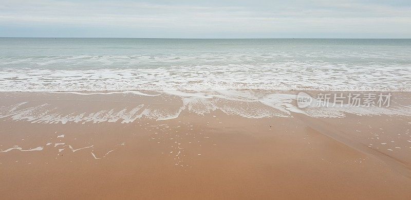 到达海滩的海浪