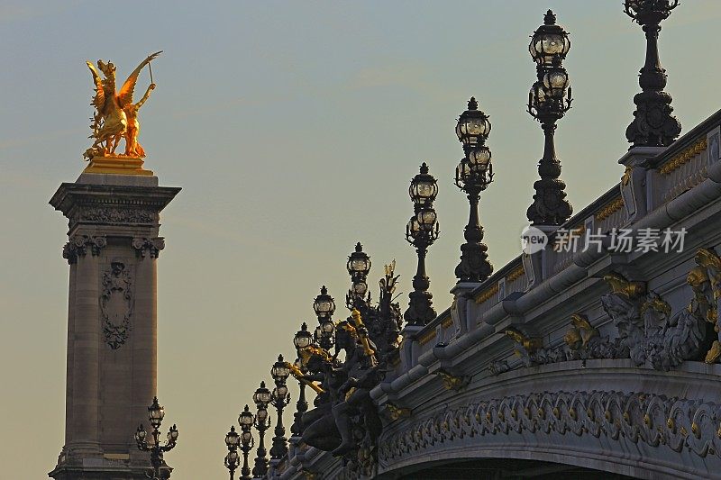 日出时雄伟的亚历山大三世桥-巴黎，法国
