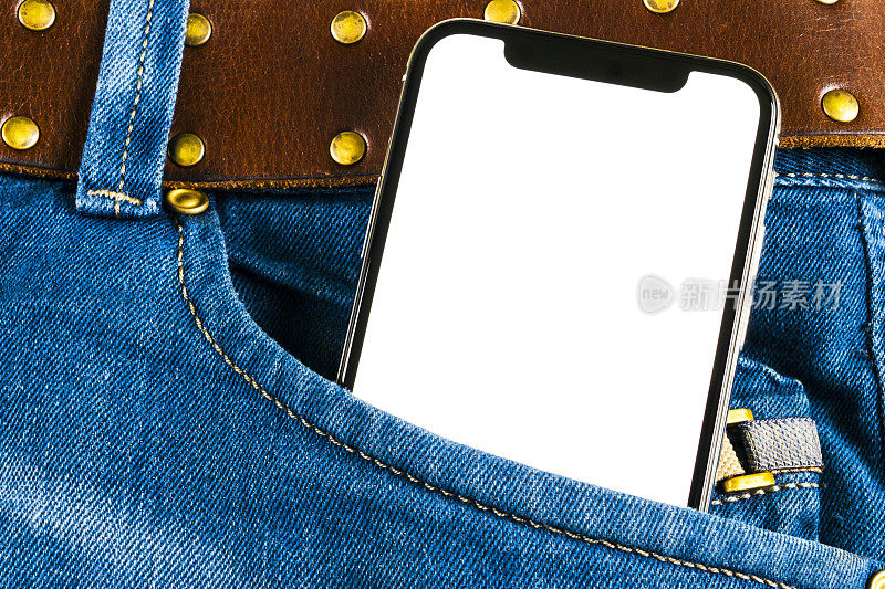 牛仔裤口袋里的智能手机模型。现代黑色无框智能手机与空白白屏幕。文本的空白。副本的空间。孤立的白色屏幕