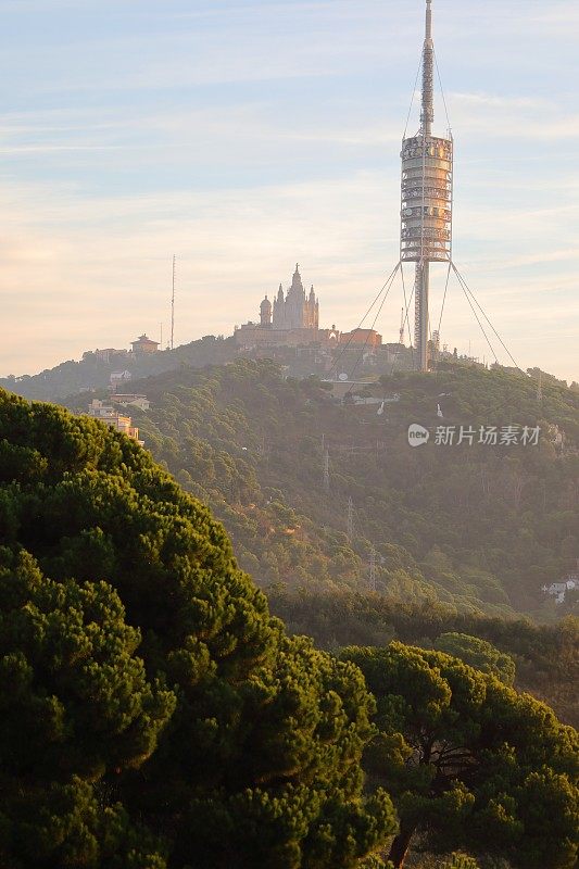 巴塞罗那日出-十月，Tibidabo和colserola天线